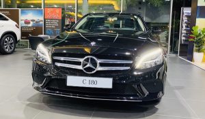 Cận cảnh vẻ ngoài của Mercedes-Benz C180 2021 - Mẫu xe sang giá rẻ nhất hiện nay