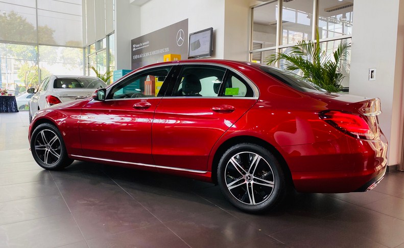 Cận cảnh vẻ ngoài của Mercedes-Benz C180 2021 - Mẫu xe sang giá rẻ nhất hiện nay