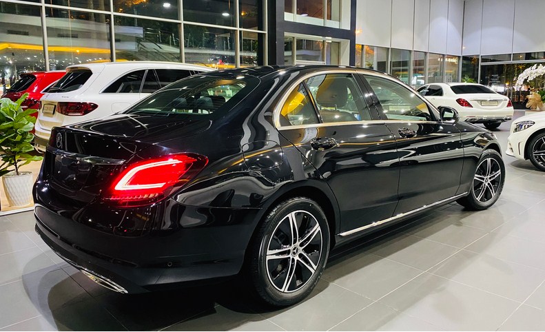 Cận cảnh vẻ ngoài của Mercedes-Benz C180 2021 - Mẫu xe sang giá rẻ nhất hiện nay