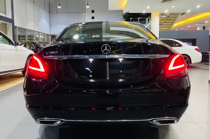 Cận cảnh vẻ ngoài của Mercedes-Benz C180 2021 - Mẫu xe sang giá rẻ nhất hiện nay