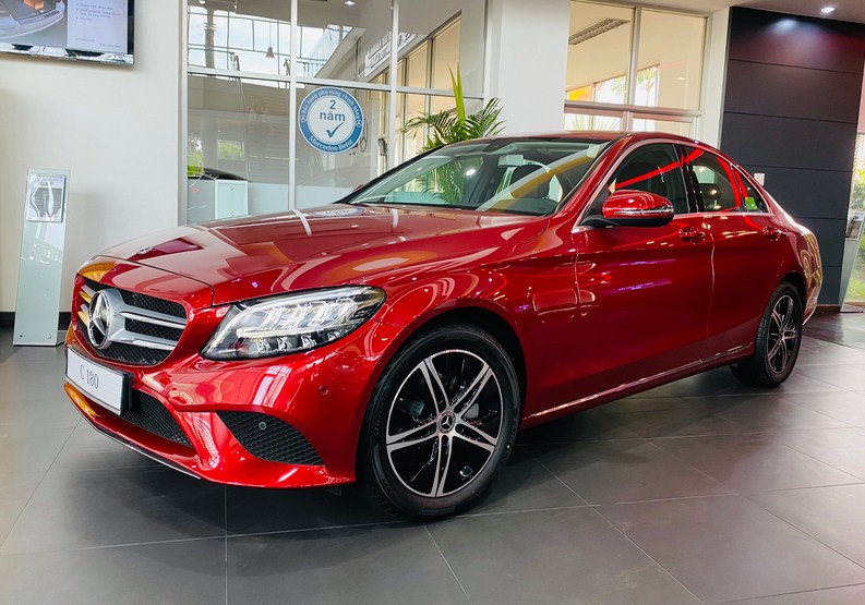 Cận cảnh vẻ ngoài của Mercedes-Benz C180 2021 - Mẫu xe sang giá rẻ nhất hiện nay